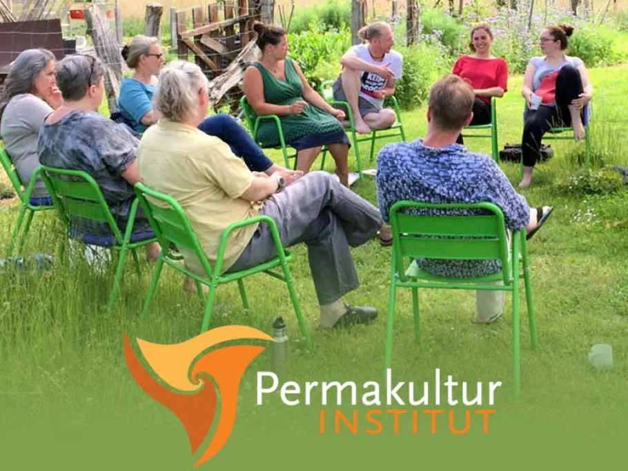 employees of the permaculture institute at a strategy meeting: you see people of different ages and genders sitting on green chairs in a circle on a fresh green meadow. a vegetable garden is indicated in the background and the people in the center of the picture are laughing